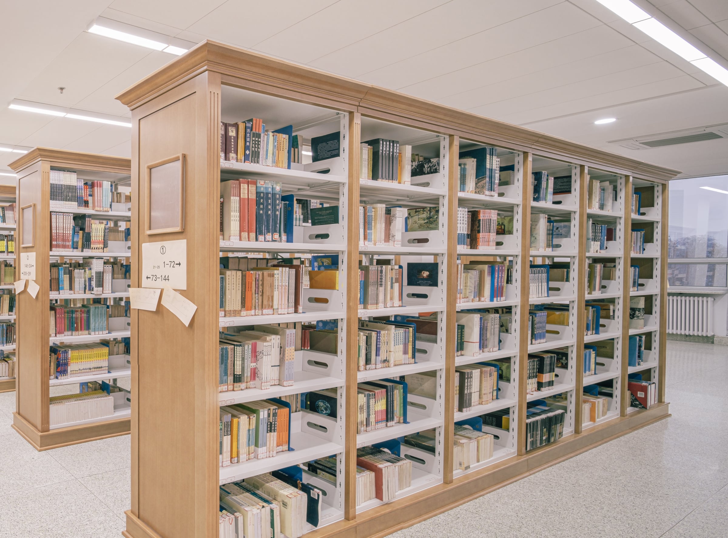 大连理工大学图书馆书架内景