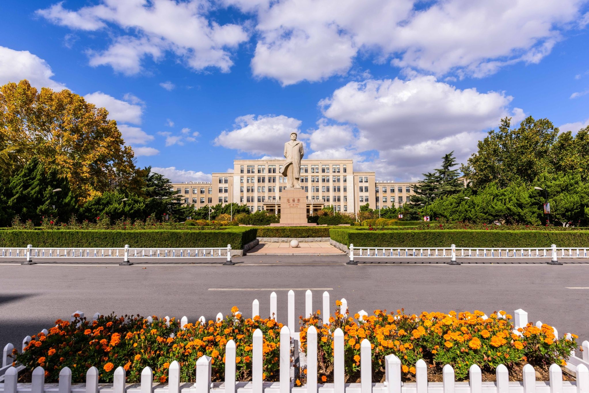 大连理工大学主楼正面与广场，张若天摄影